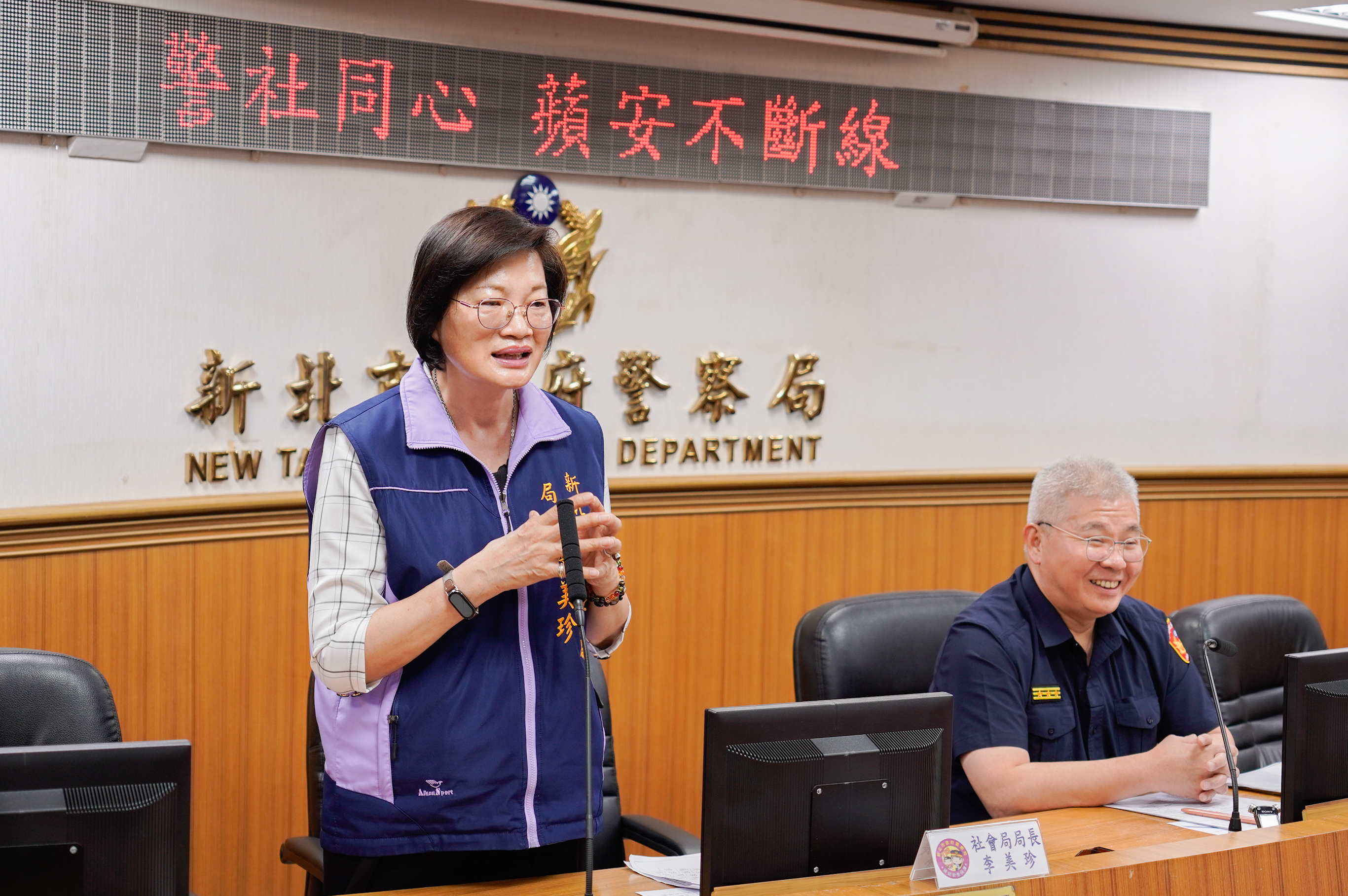 為感謝警察同仁平日與社工一同守護民眾，新北市社會局長李美珍特地於警察節前夕帶領同仁至警察局表達感謝。