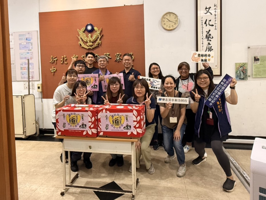  警察是社工堅強的後盾，在家暴、性侵害或高風險案件中即時支援。社會局近日將蘋果與手寫卡片分送至各分局、婦幼隊、少年隊與派出所等處，為警察同仁送上誠摯謝意。.