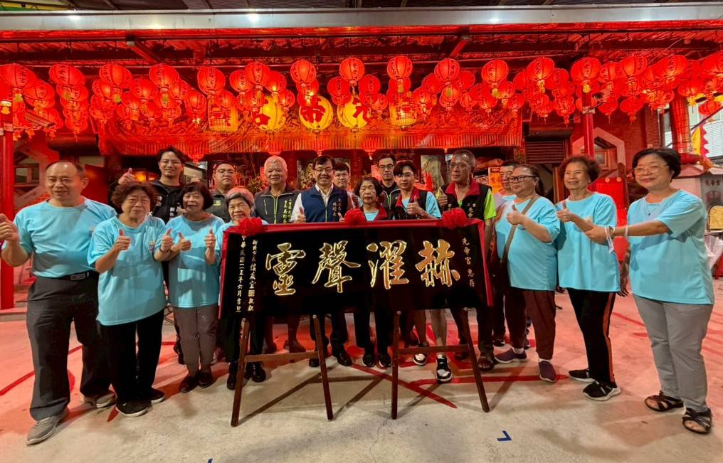 民政局長林耀長與三重先帝宮及地方仕紳共同合影，恭祝神農大帝聖誕千秋。