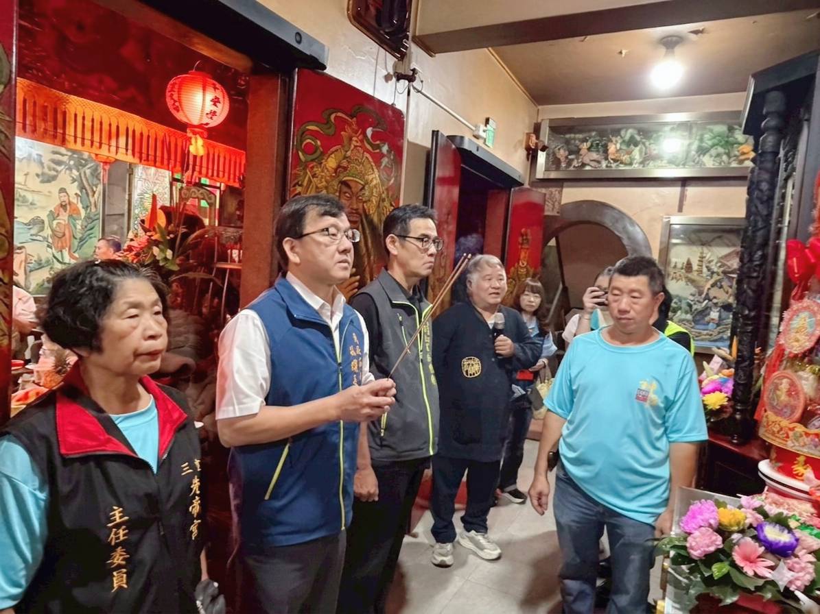民政局長林耀長前往三重先帝宮參拜祝壽，祈求神農大帝庇佑市民安居樂業。