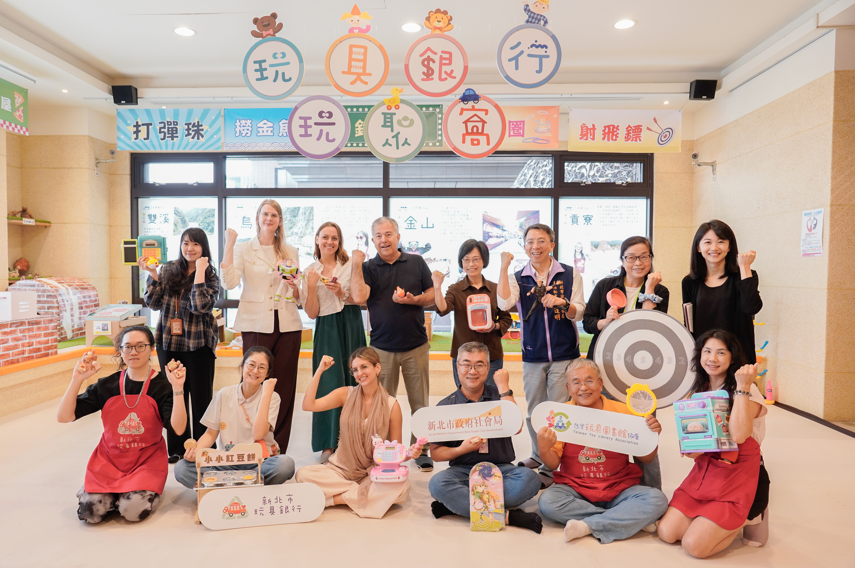  IURC代表團領隊義大利波隆那大都會區研究創新與歐盟計畫負責人教授Marino Cavallo（後排左4）率團參訪新北市玩具銀行旗艦店玩聚窩 後排右4為新北市政府秘書處長祝惠美