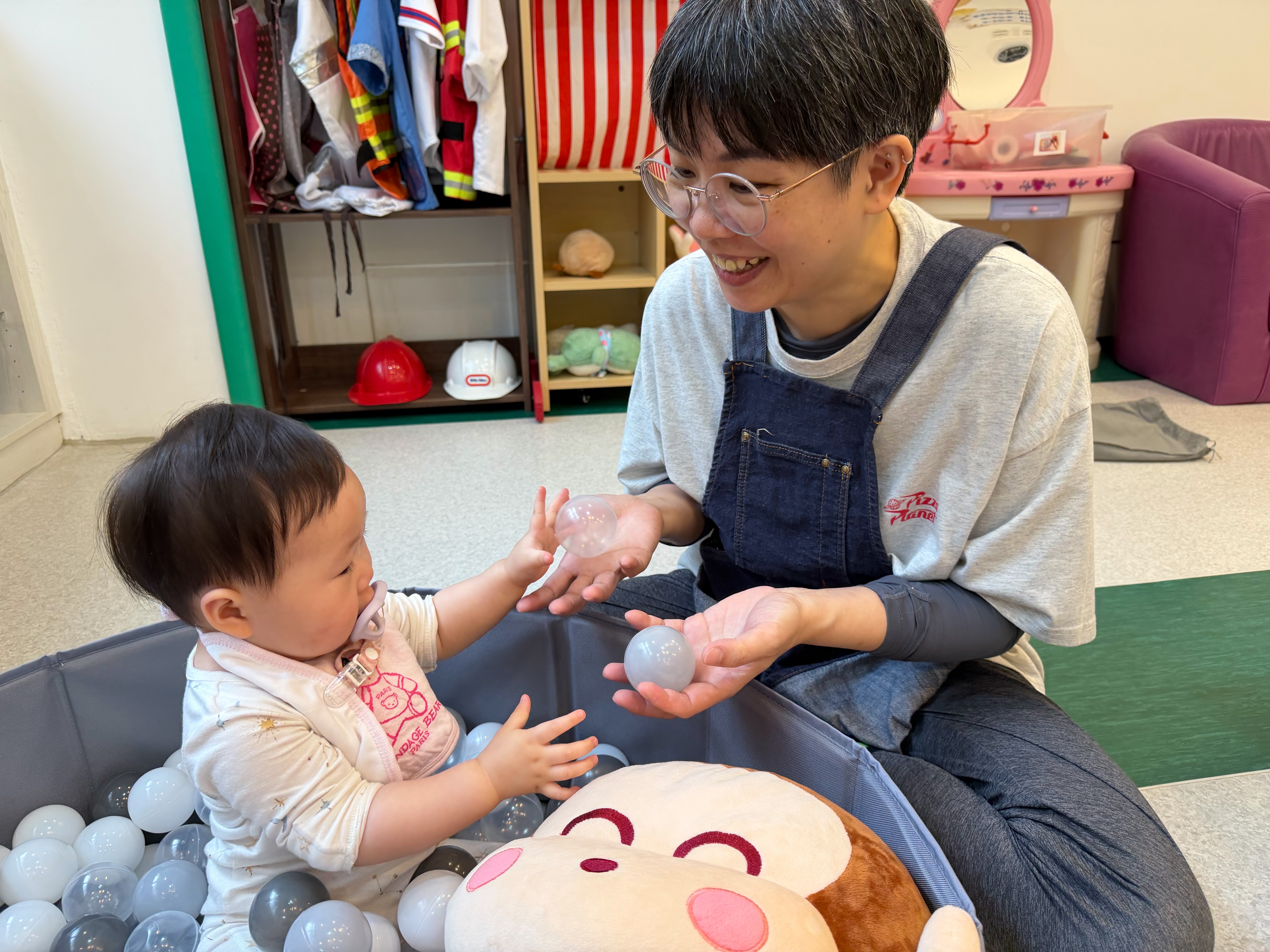 新莊昌隆親子館定點臨托托育人員陪幼兒玩球池