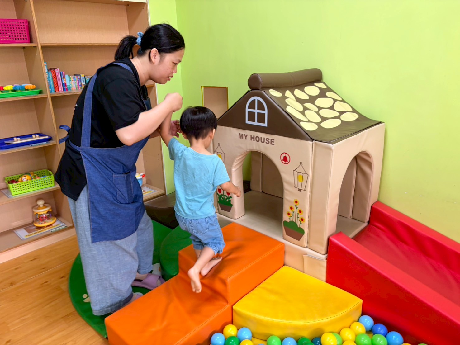  樹林保安公托中心親子館定點臨托的托育人員陪幼兒活動大肢體