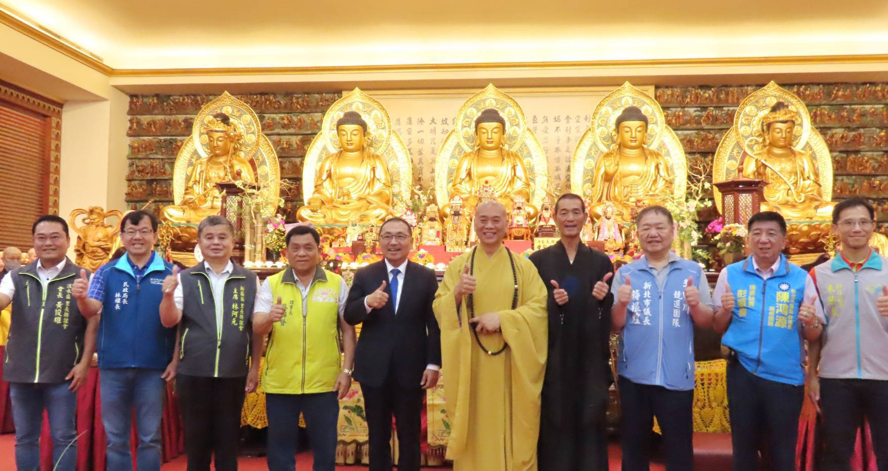 市長侯友宜與議會蔣根煌議長於今(12)日親臨法會現場上香祈福，祈求海陸交通一切順暢、民眾行車行走皆平安。