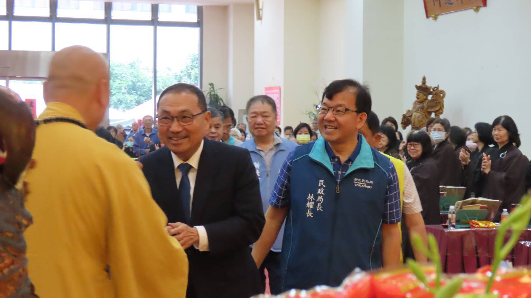 新北市市長侯友宜與議會蔣根煌議長於今(12)日親臨法會現場上香祈福，祈求海陸交通一切順暢、民眾行車行走皆平安。
