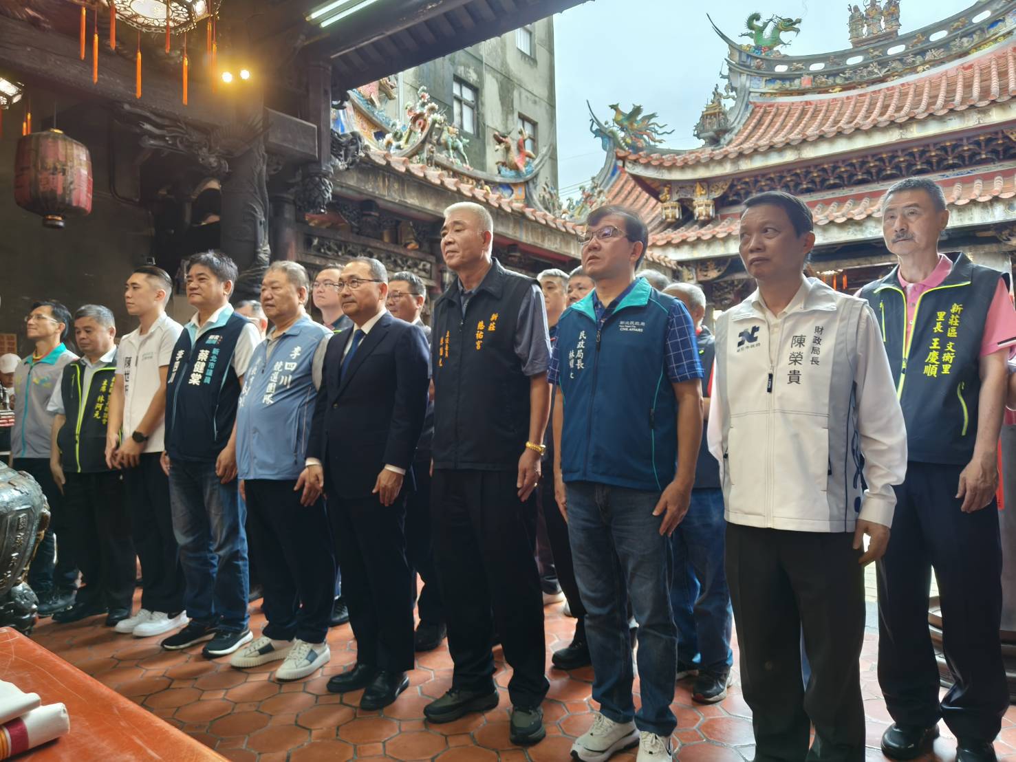 市長侯友宜今（12）日率市府團隊前往新莊區展開行動治理基層建設督導，首站前往地方信仰中心新莊慈祐宮參拜，祈求市民安居樂業、市政順遂。