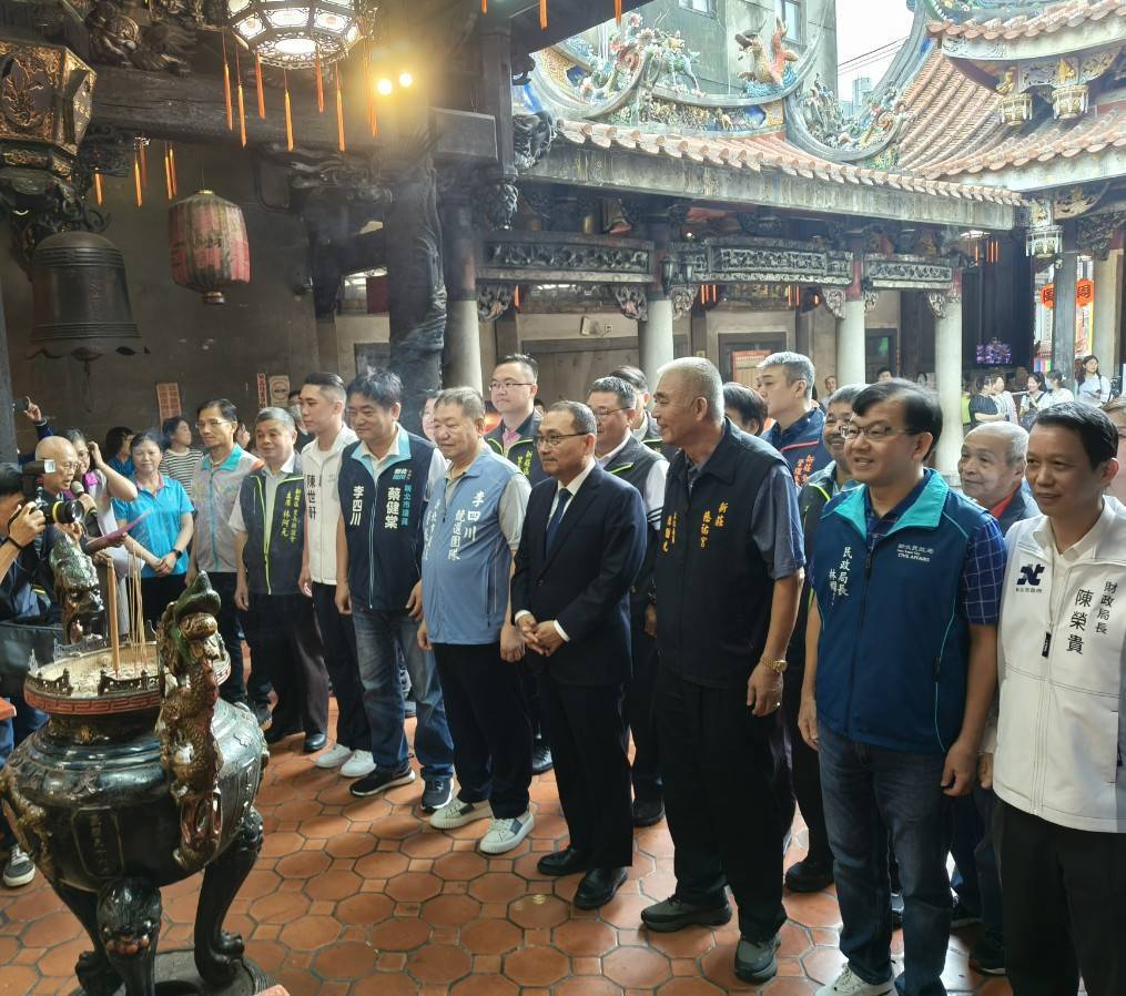 新北市長侯友宜今（12）日率市府團隊前往新莊區展開行動治理基層建設督導，首站前往地方信仰中心新莊慈祐宮參拜，祈求市民安居樂業、市政順遂。