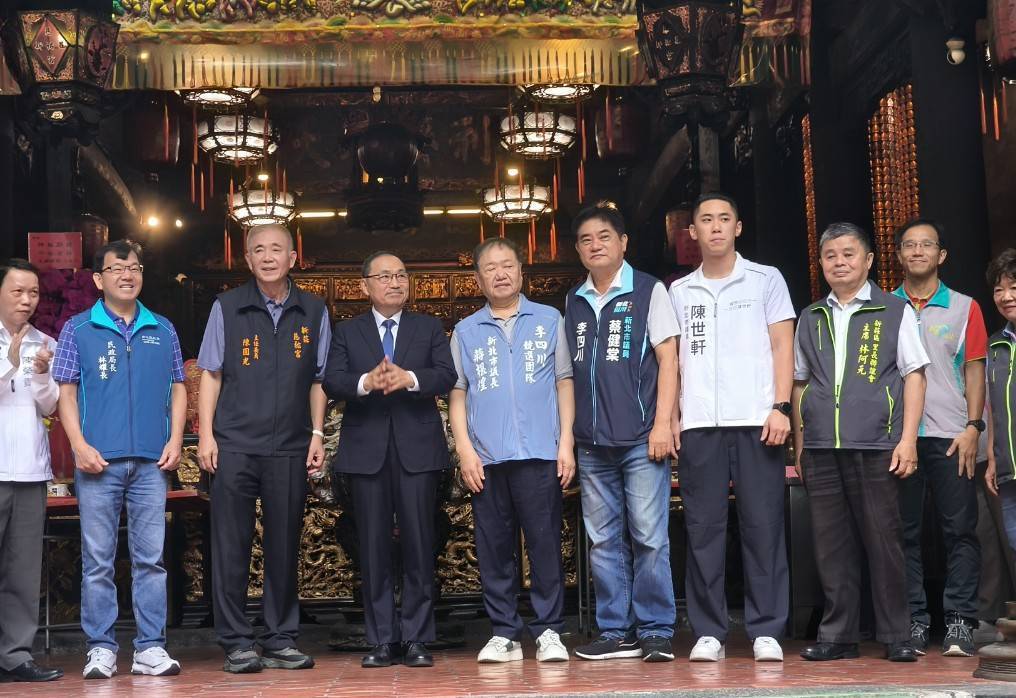 市長今（12）日率市府團隊前往新莊區展開行動治理基層建設督導，首站前往地方信仰中心新莊慈祐宮參拜，祈求市民安居樂業、市政順遂。