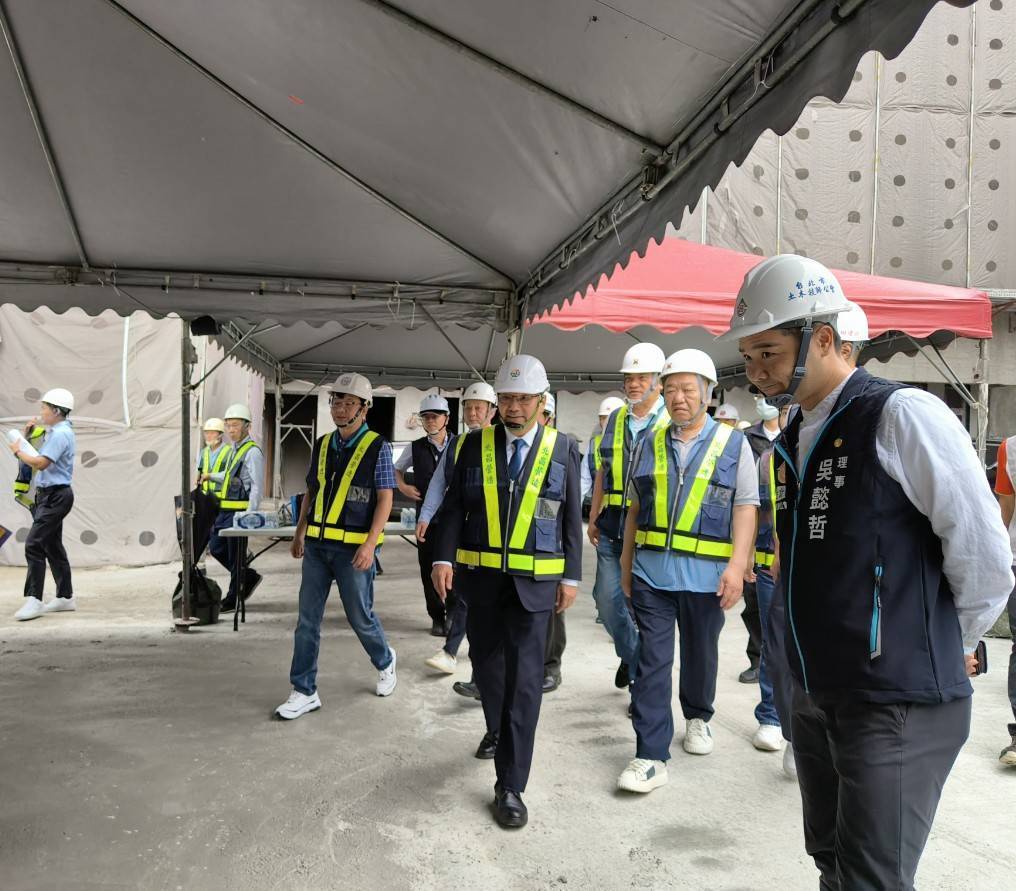 市長侯友宜前往視察「新莊文德段公辦都更案」工地，針對工程進度，市長特別指示，公辦都更施工過程必須將公共安全做到位，尤其適逢汛期，務必做好防汛期的各項預防措施。