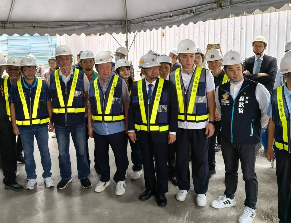 新北市長侯友宜前往視察「新莊文德段公辦都更案」工地，針對工程進度，市長特別指示，公辦都更施工過程必須將公共安全做到位，尤其適逢汛期，務必做好防汛期的各項預防措施。