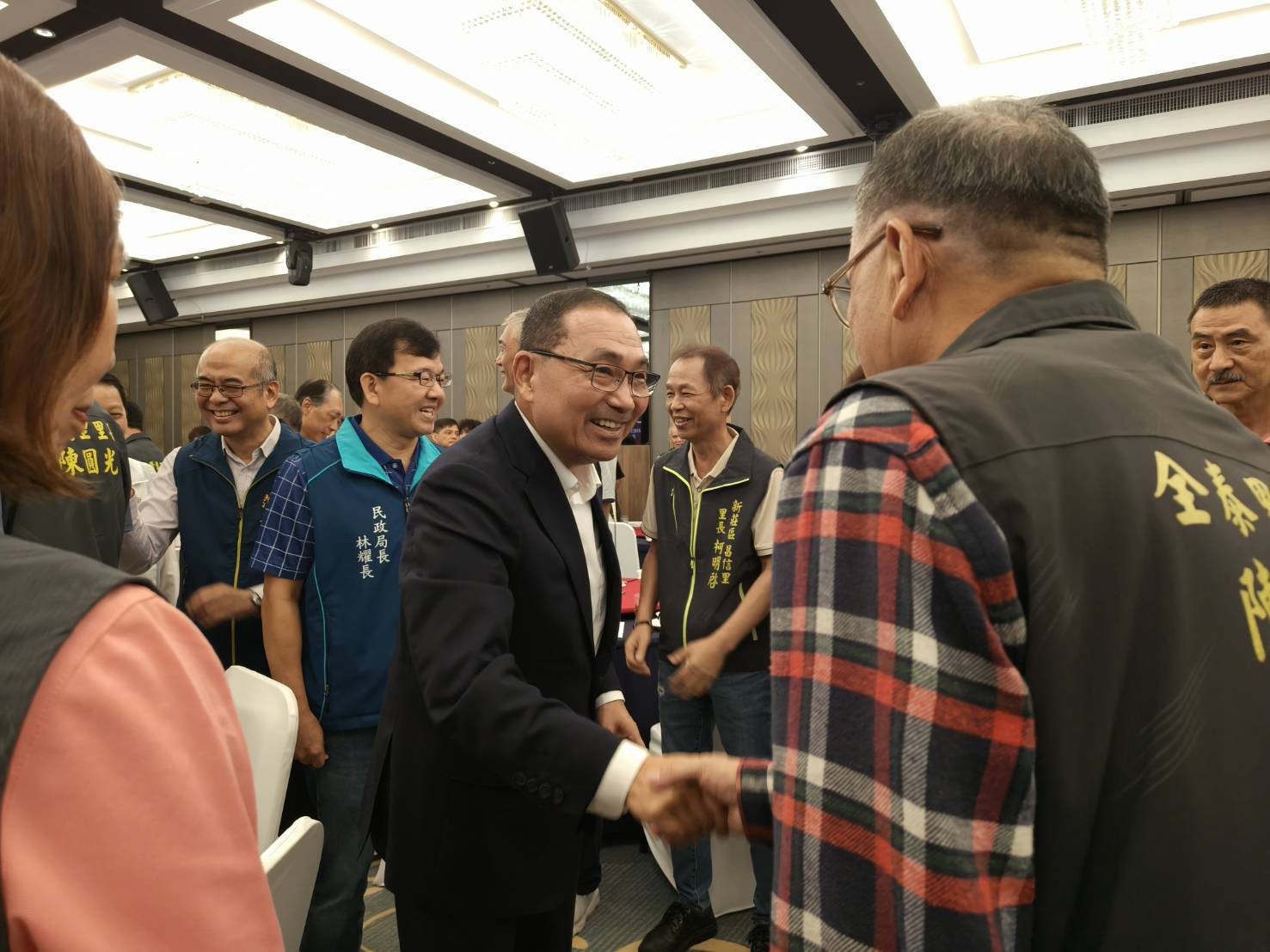 在里政交流會中，侯友宜市長向新莊里長們致意。