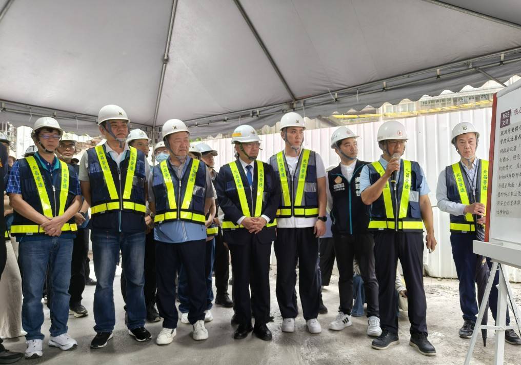 市長前往視察「新莊文德段公辦都更案」工地，針對工程進度，市長特別指示，公辦都更施工過程必須將公共安全做到位，尤其適逢汛期，務必做好防汛期的各項預防措施。