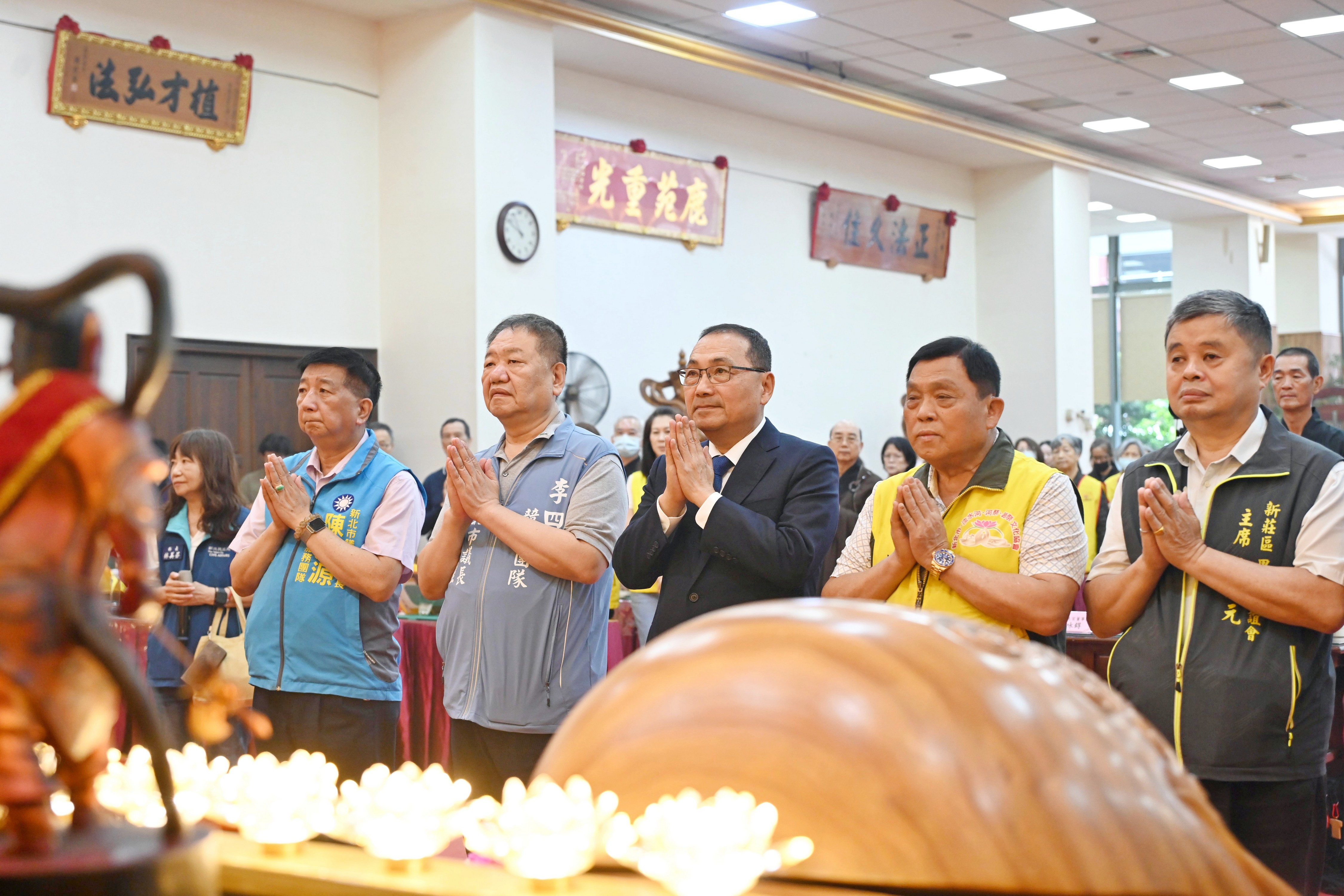 新北市長侯友宜今（12）日到元亨寺參拜祝禱，祈求社會祥和、世界和平。