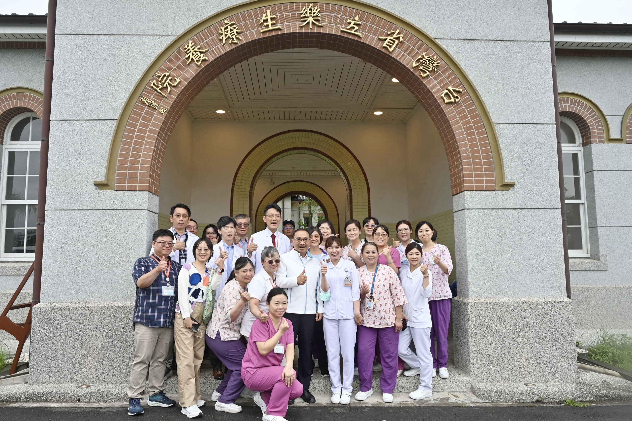 市府將持續與中央合作推動樂生療養院周邊交通建設，並支持樂生歷史建築的保存與活化利用。