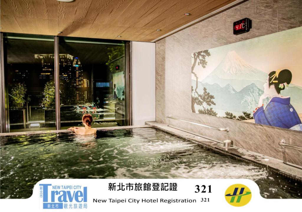 民眾在訂房平臺選擇住宿時，可認明領有合法旅宿業登記證業者，保障旅遊安全，讓旅程玩得開心住的也放心。