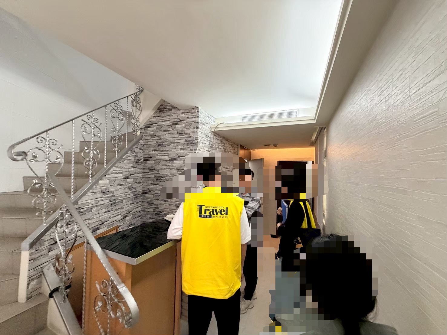 接獲疑似涉及日租套房的案件時，新北市政府觀光旅遊局立即前往現場進行查察，一經查獲將依《發展觀光條例》裁處。
