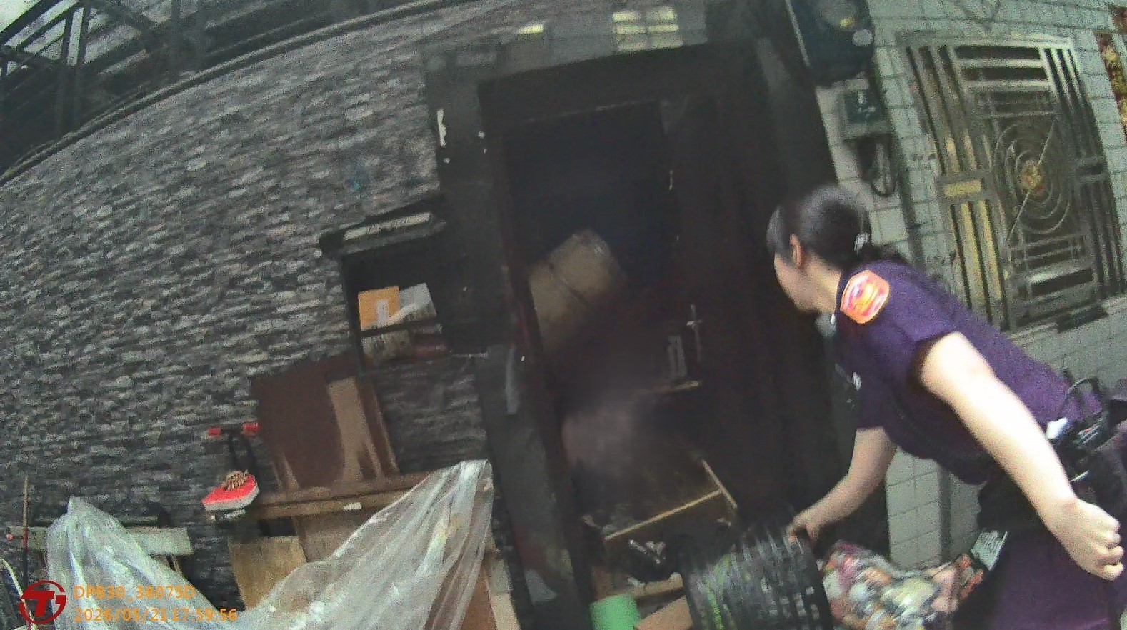 英勇員警大聲喝斥該名男子停下手邊動作並離開犬隻。