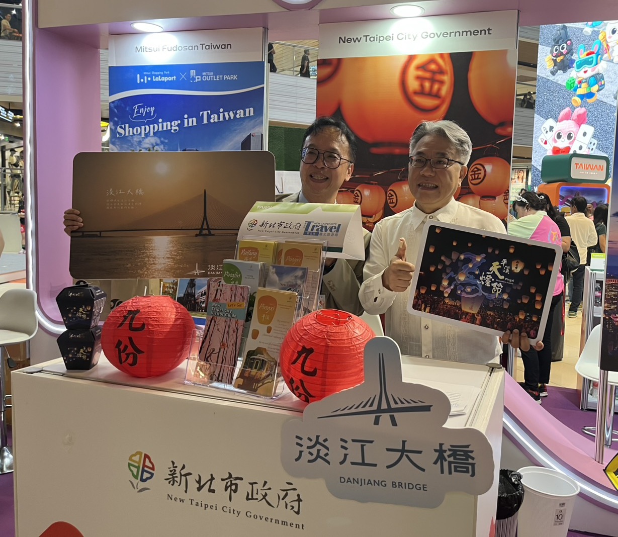  駐菲律賓代表處楊登仕公使蒞臨新北展區參訪與楊宗珉局長合影