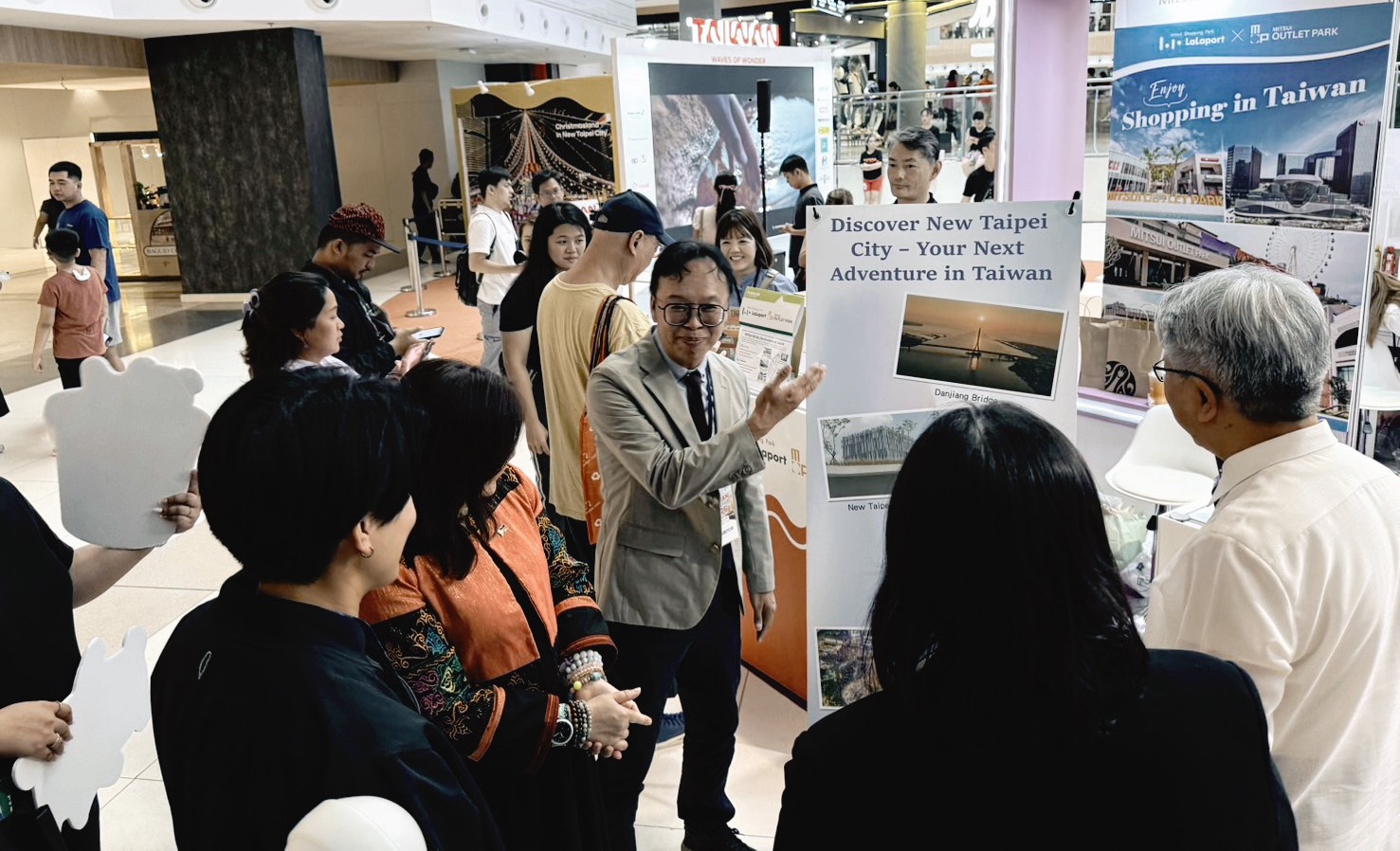  新北市政府觀光旅遊局楊宗珉局長為貴賓介紹新北市最新建設-淡江大橋