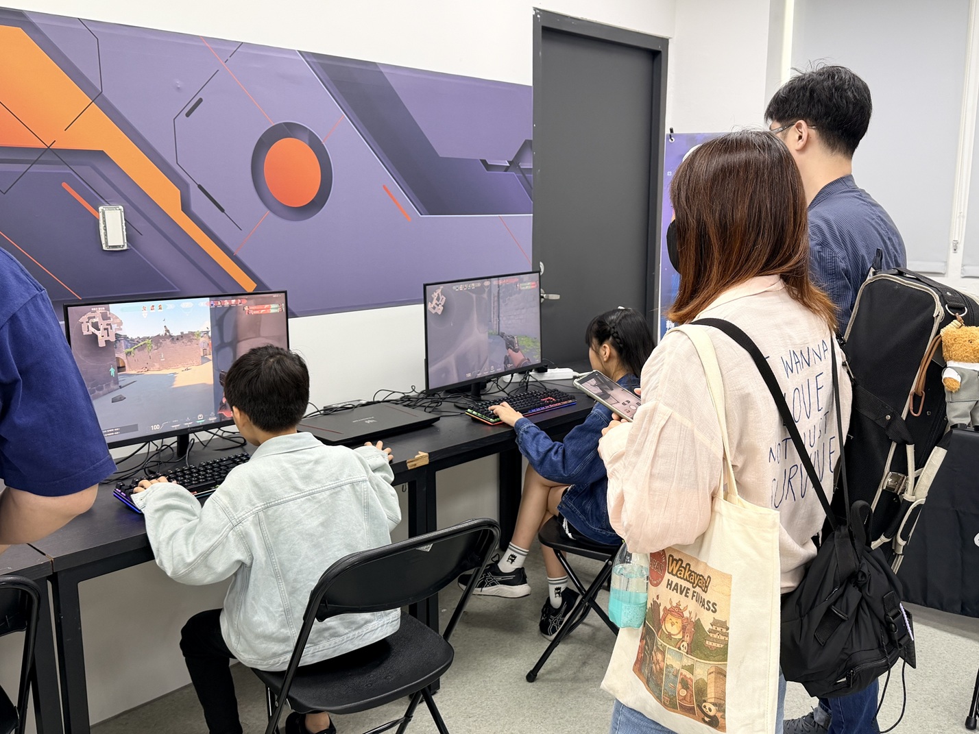 現場規劃多元互動體驗區，民眾熱情參與射擊模擬、競速模擬及《Just Dance》等活動。