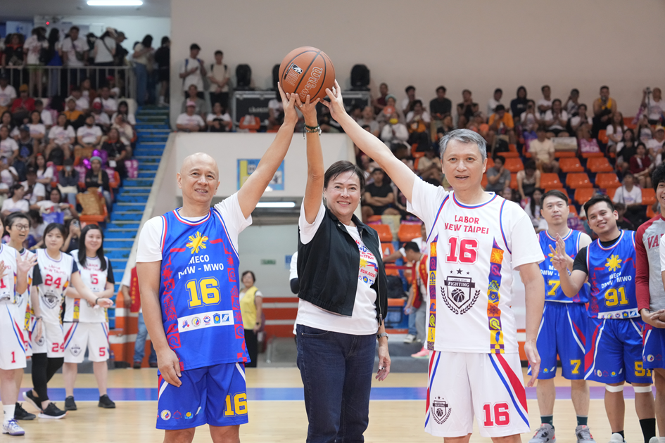 台菲籃球友誼賽，雙方勞工單位領袖舉起籃球開場