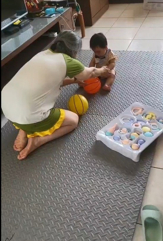  新北市好日子愛心大平台「愛無限&mdash;兒少安置計畫」媒合資源，幫親屬安置的家庭鋪設軟質地墊，以保護兒少。