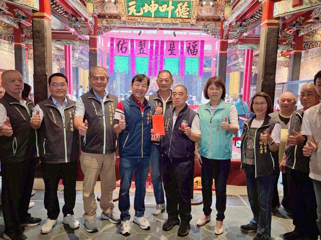 民政局長林耀長親自添獻，表達對廟方長年投身公益慈善的肯定與支持。