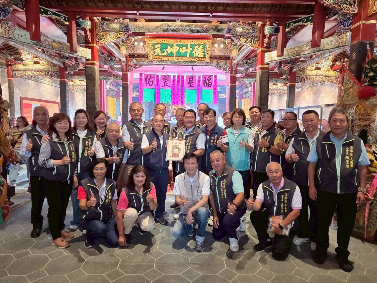 民政局長林耀長與地方仕紳齊聚福佑宮前大合照，共同見證歷史古蹟圓滿重修。
