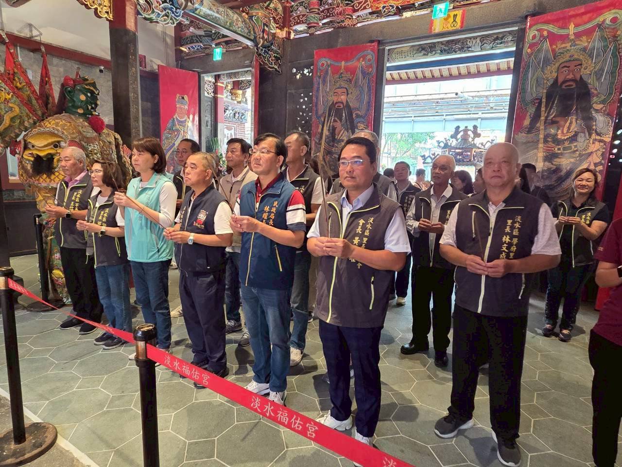 民政局長林耀長與地方各界代表虔誠向媽祖參拜，祈求新北市合境平安。