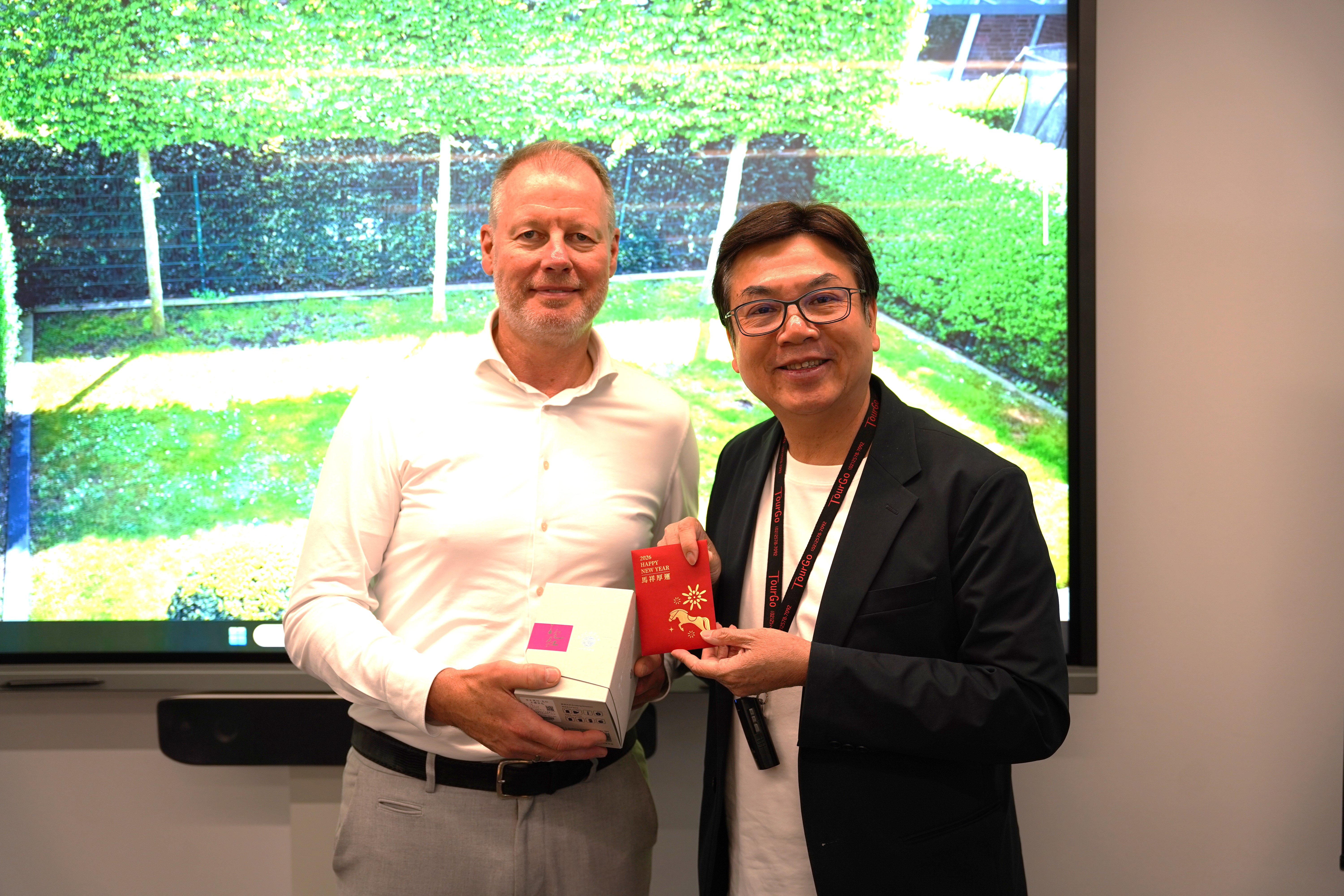 劉副市長向瑞曼迪斯Silvio L&ouml;derbusch德國總部技術總監(Lippe Plant廠長)分享福袋與台灣茶