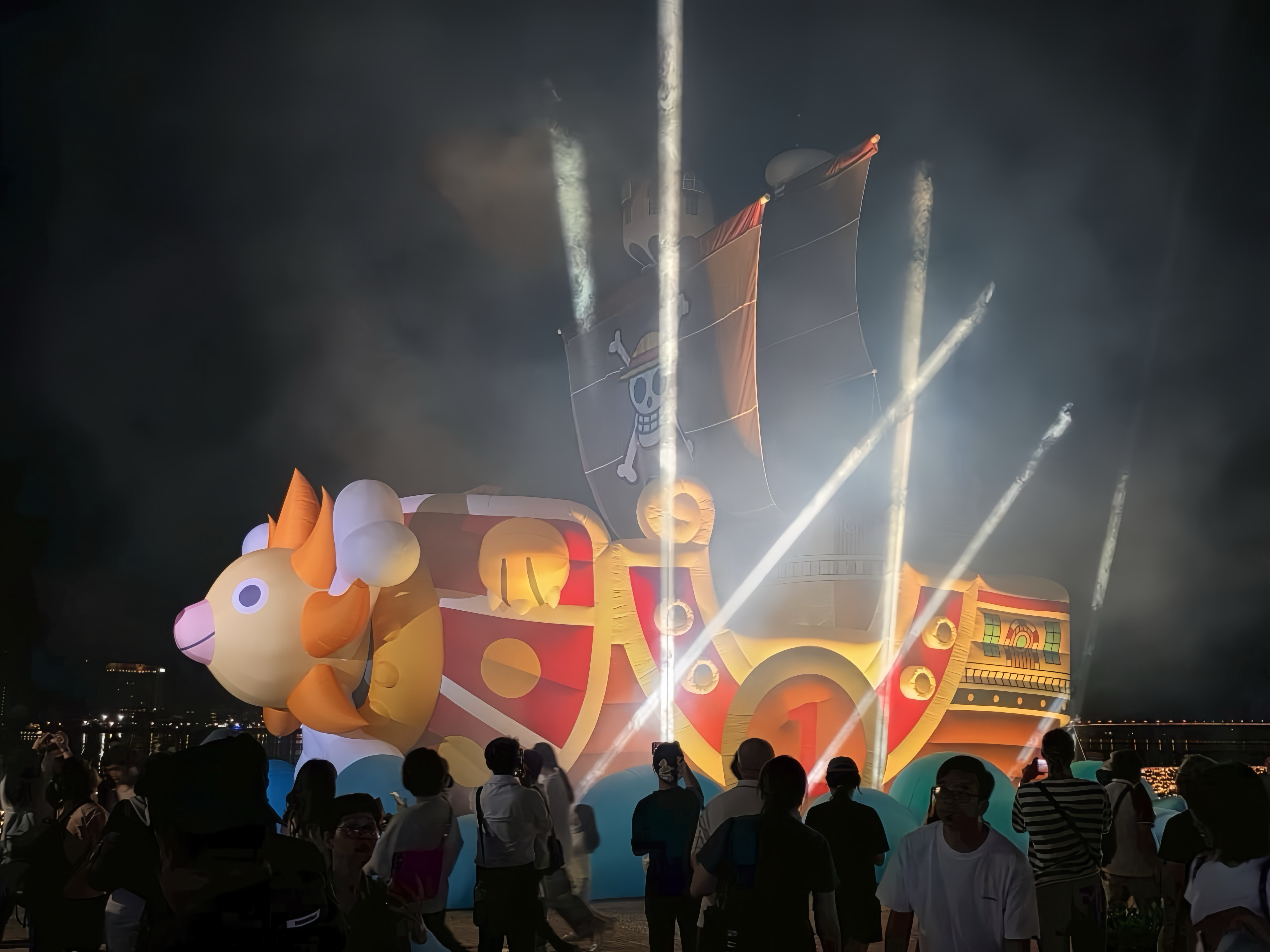 展區中最受矚目的12公尺巨大主燈「千陽號」每晚18時至20時30分，每半小時將展演一次結合光束與煙霧特效的「啟航燈光秀」。