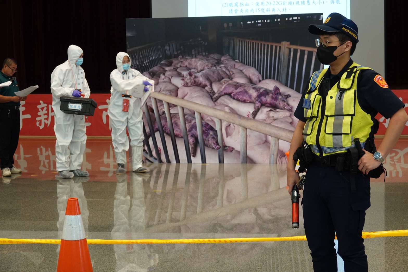 派出所員警進行肉品市場移動管制