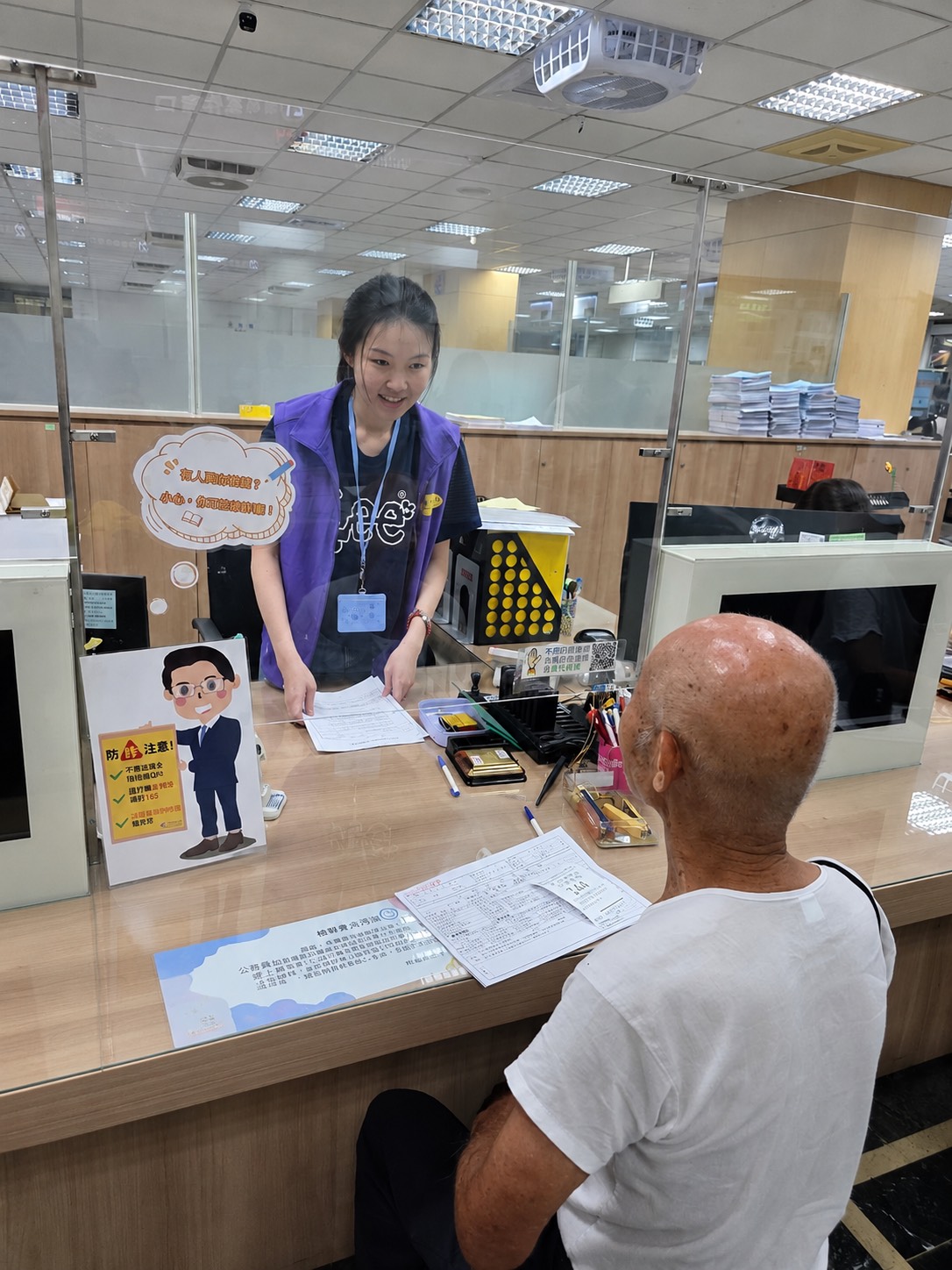 地所同仁針對獨居長者申辦登記案件進行關懷提問。新北市地政局提供