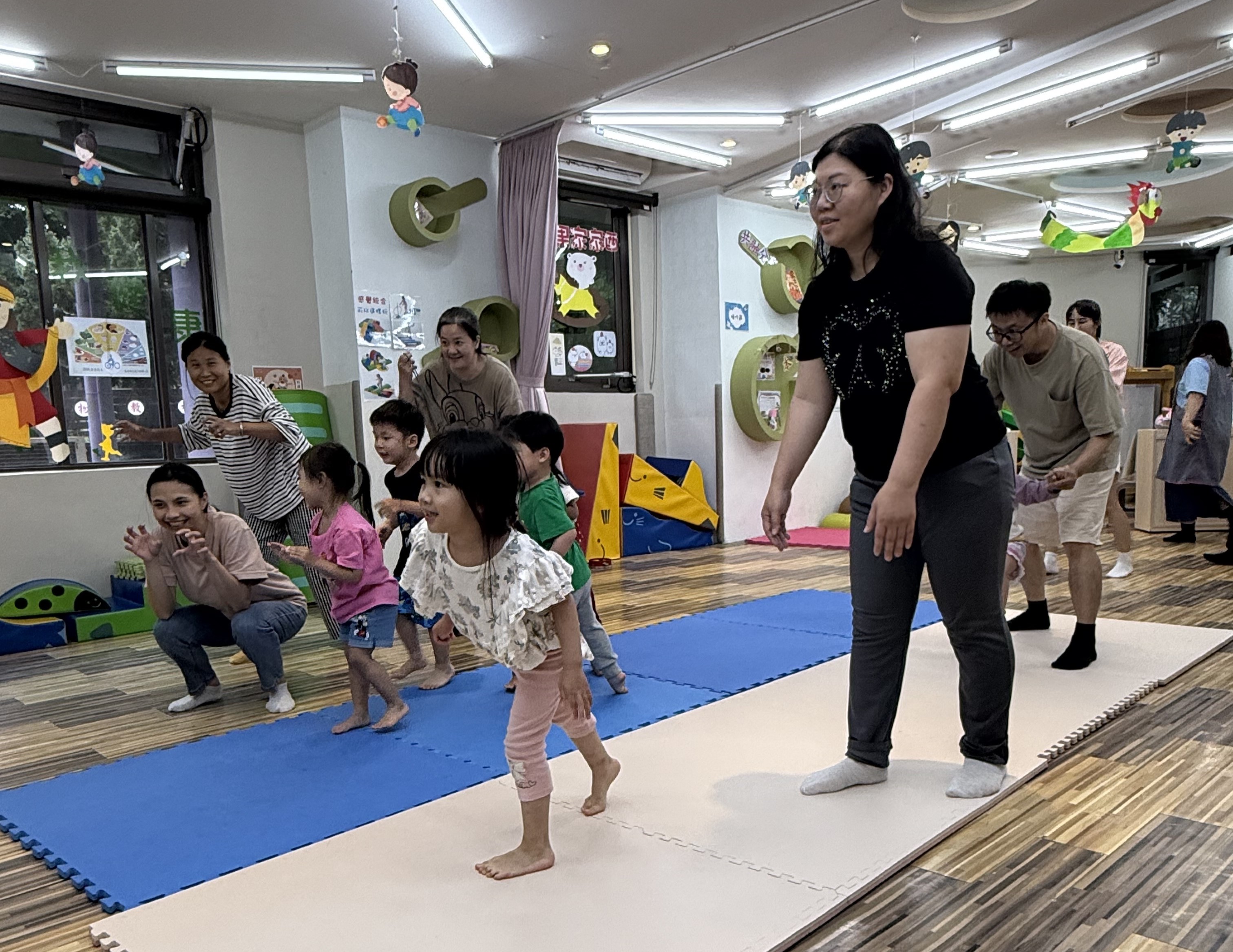  新北市第3區早資中心辦理親子感統團體遊戲，大玩123木頭人。