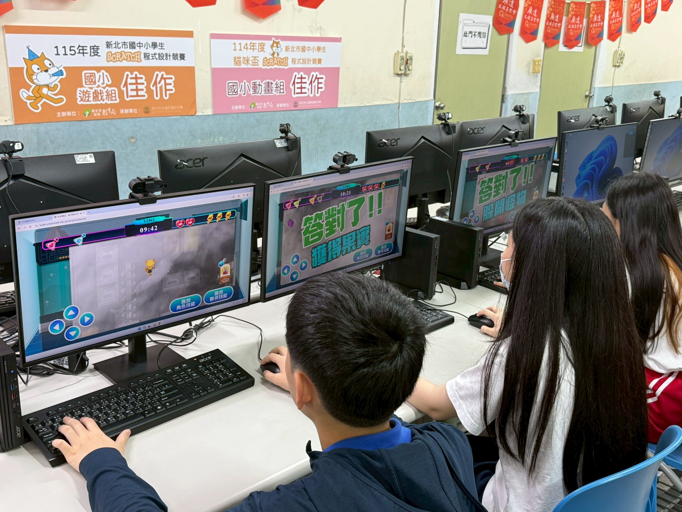 中山國小A隊隊員神情專注地進行競賽