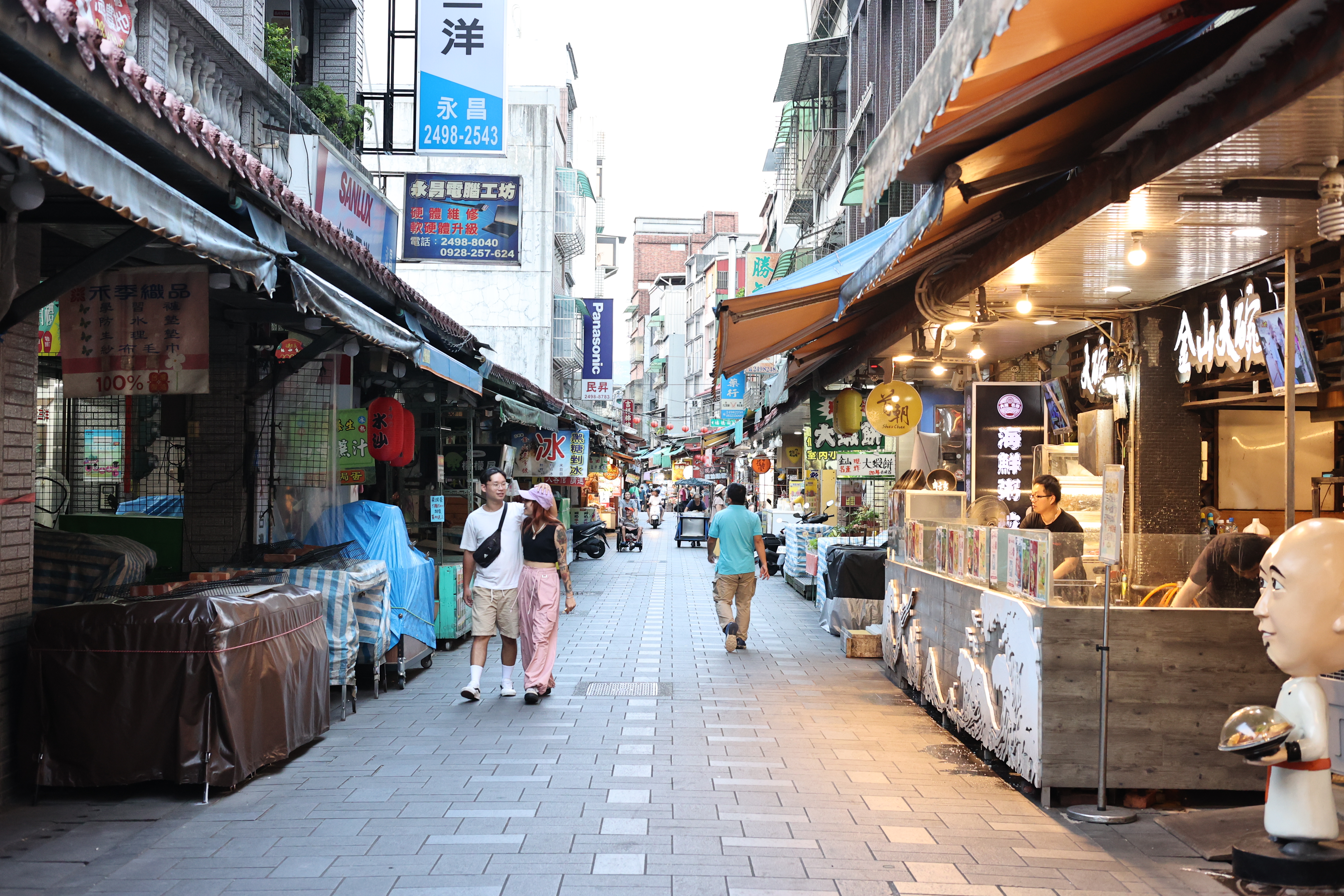 金山老街匯聚在地美食與人文風情，吸引遊客駐足探索。