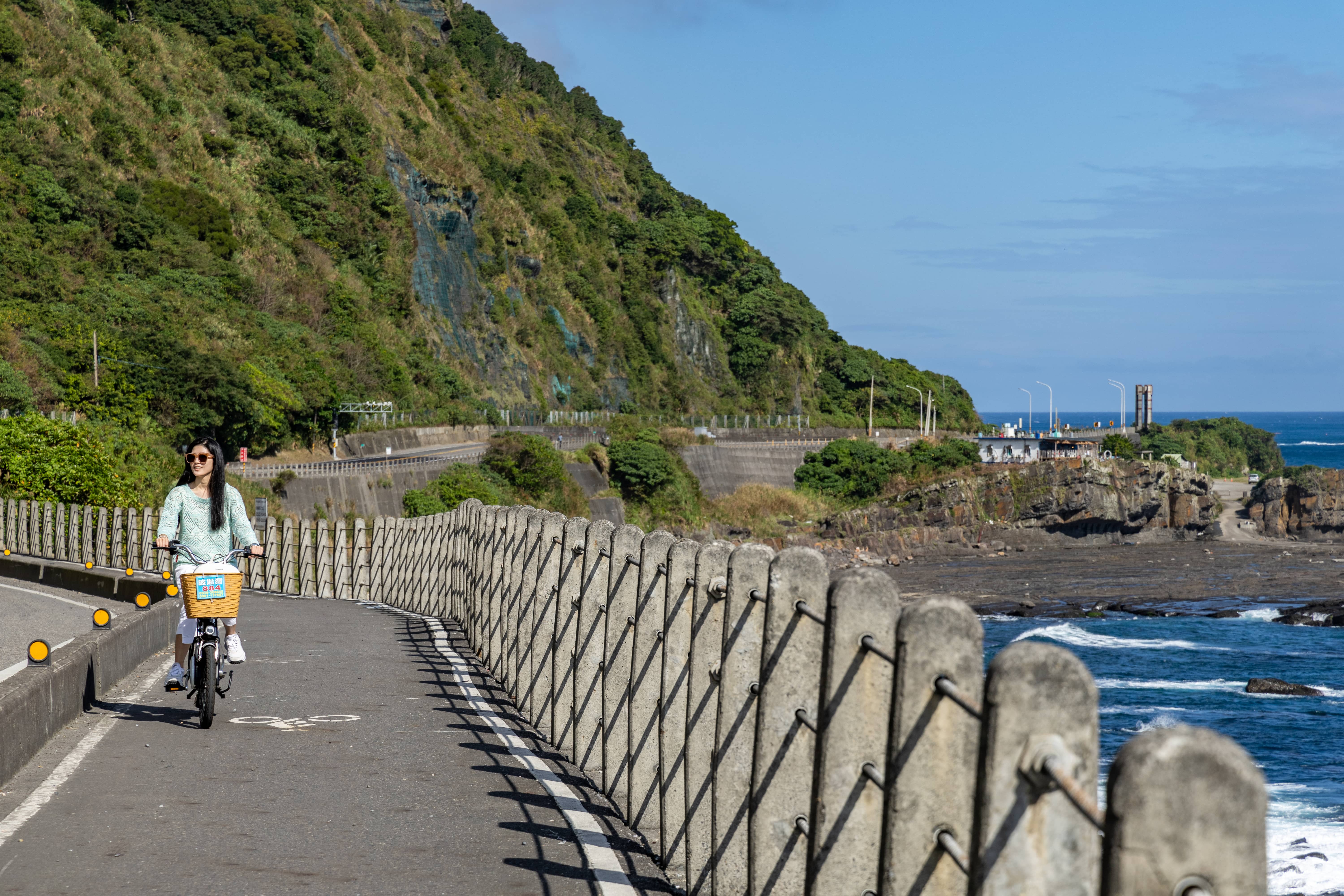 舊草嶺隧道結合濱海自行車道，是夏季體驗低碳單車旅遊的熱門選擇。