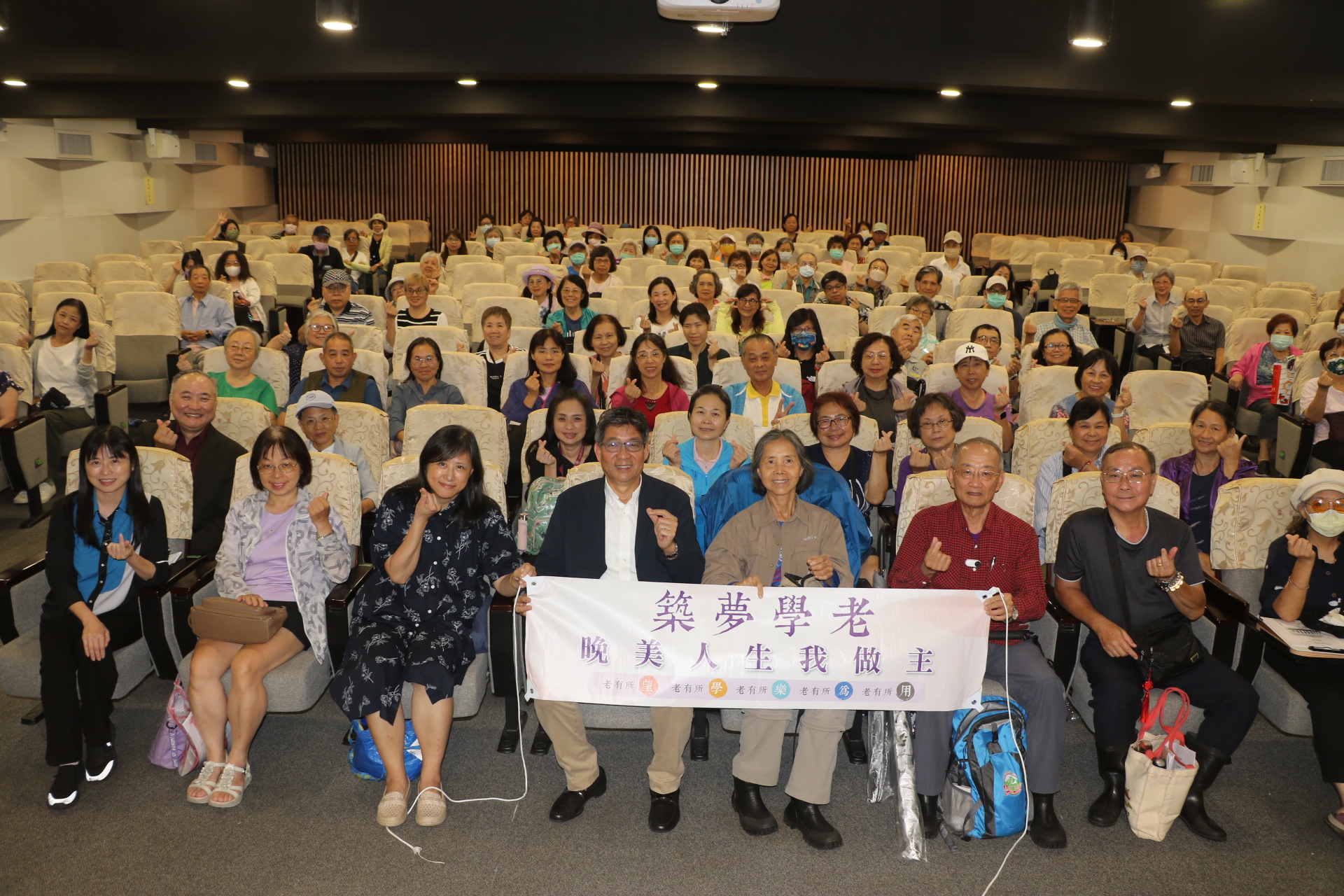 亞東紀念醫院失智症中心主任甄瑞興醫師（前排中），應新北市社會局「晚美人生我做主」之邀，在板橋龍山寺文化廣場舉辦失智議題講座，吸引關心的民眾聽講。