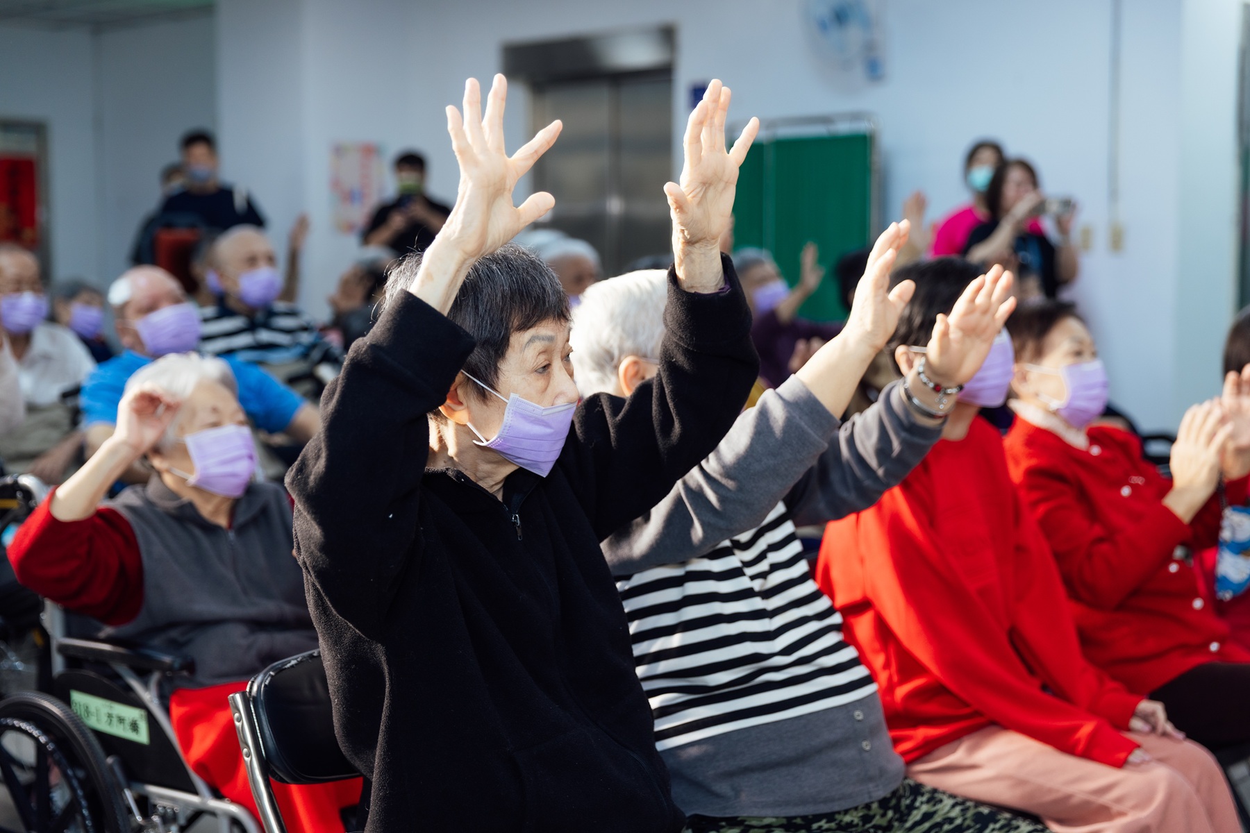 長輩們跟著表演一起互動，現場笑聲與歌聲不斷又溫馨。