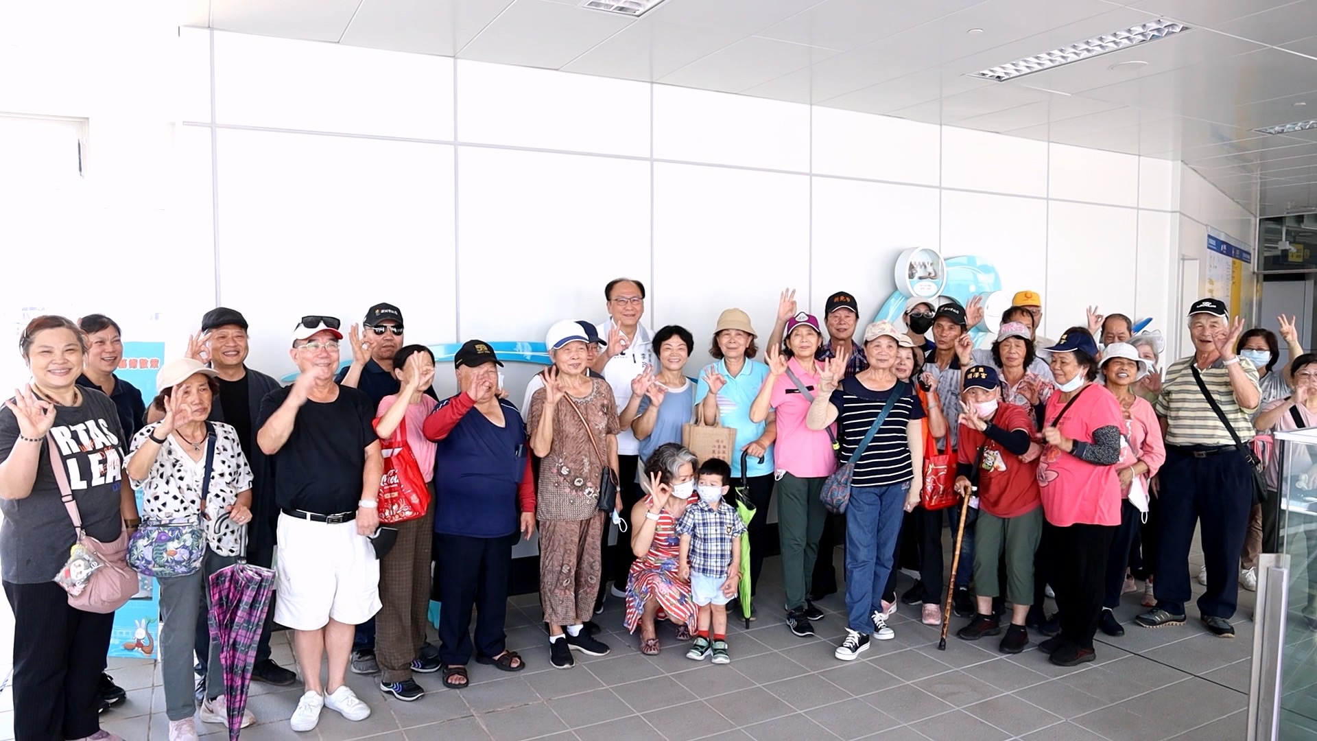 沿線里民走進車站
