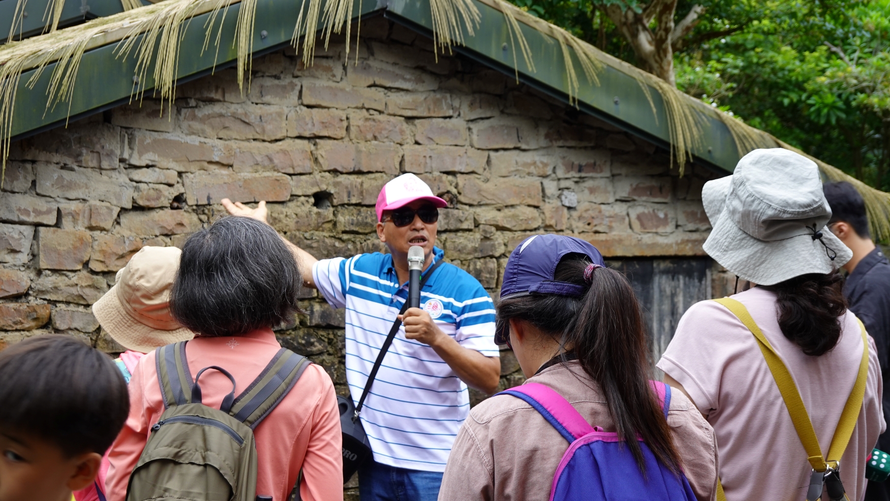當地里長帶領走讀百年石頭屋「吳家樓仔厝」，了解漁村聚落的生活樣貌。