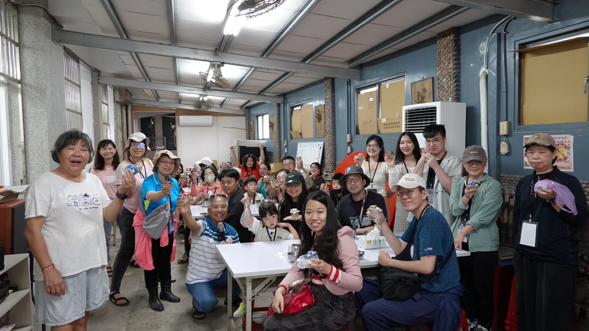 卯澳社區發展協會理事長吳享蓉分享海女故事並帶領製作石花凍飲。