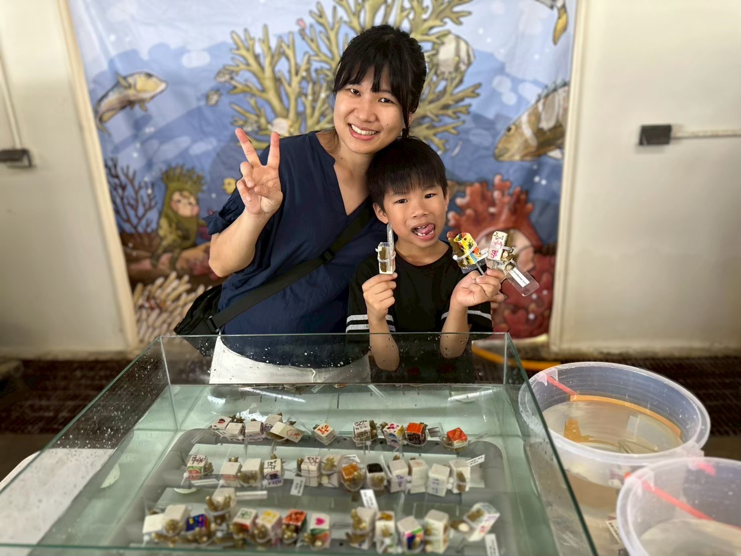 參與民眾於完成珊瑚移植實作後合影留念，為此次海洋保育體驗留下美好回憶