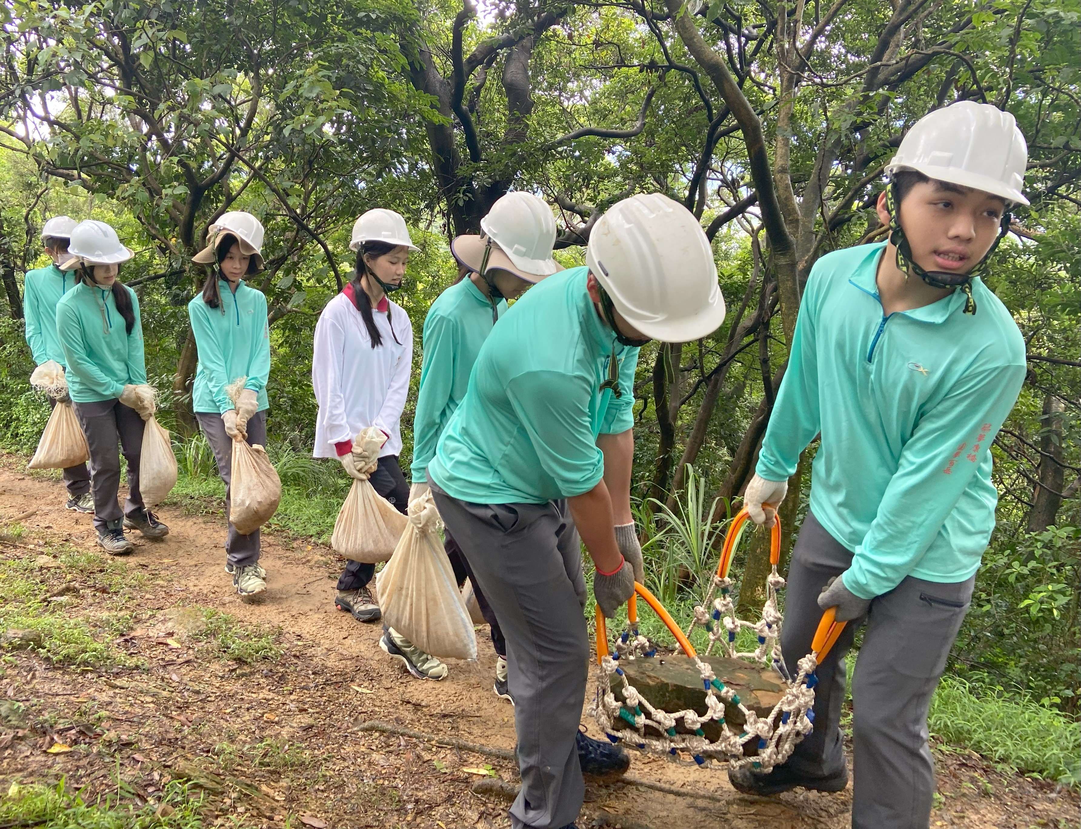 民眾參與手作步道搬運石材實作情形(114年活動資料照)