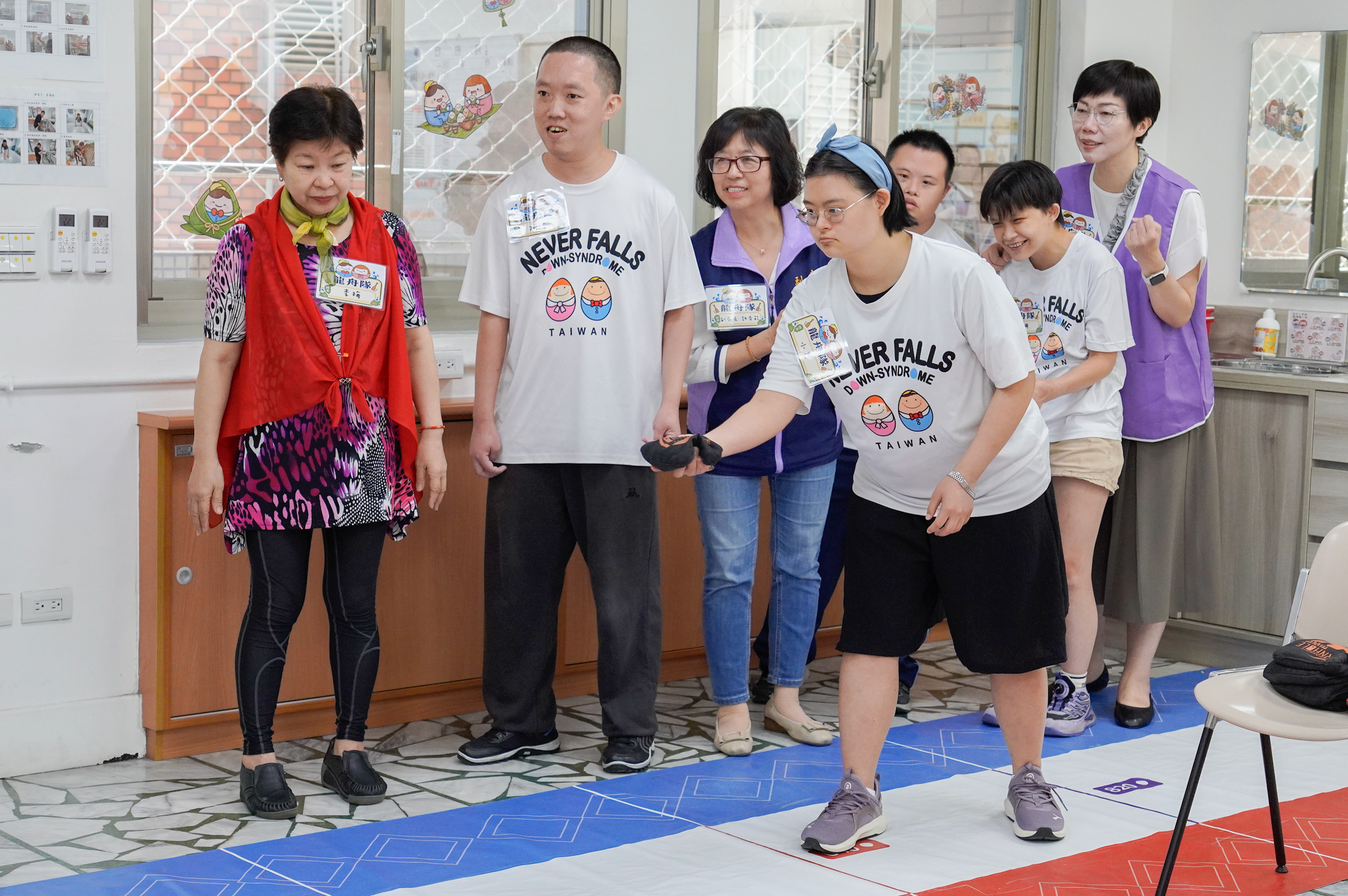  新莊中港小作所學員專注地瞄準投擲布袋球。