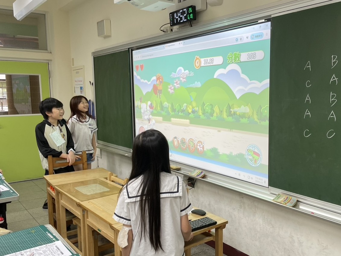 農業局特別將水保知識轉化為生動的數位互動體驗，以有別於傳統單向授課方式，讓學童深刻了解水土保持在生態保育、環境保護及防災減災上的重要功能