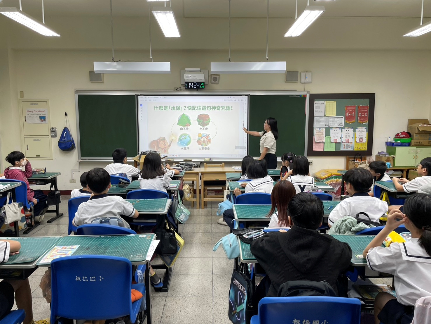 課程開始透過土石流大規模崩塌影片開場，帶領學生認識山坡地保育及防災減災的知識