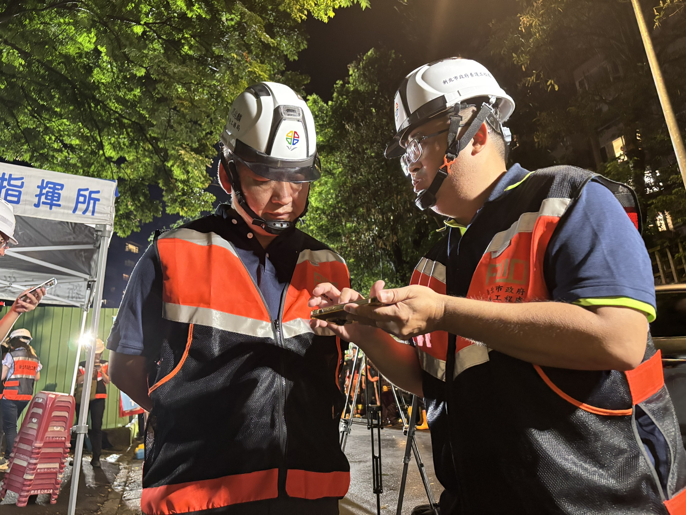 工務局長馮兆麟（左）到現場勘查，將連夜加裝建築物監測儀器掌握安全狀況，並打設鋼軌支撐及帆布覆蓋。
