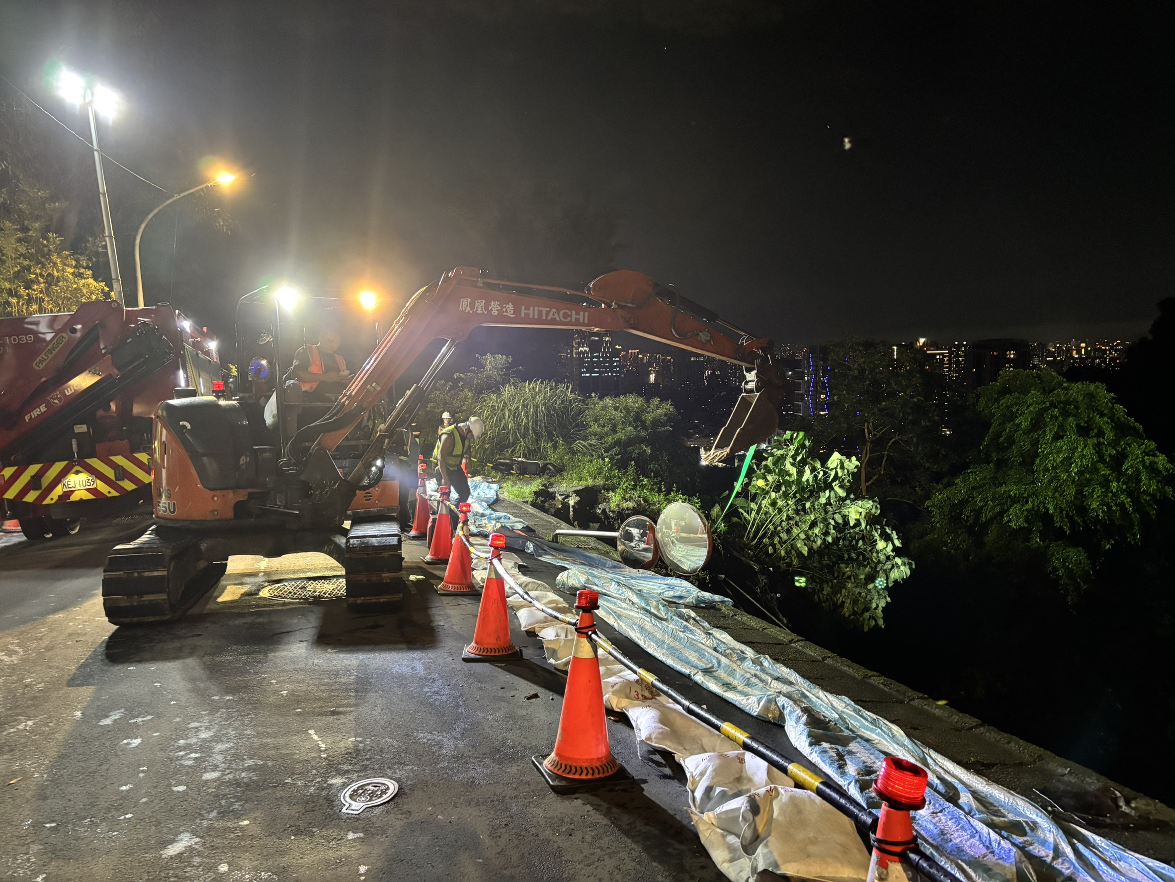 工務局今晚將連夜加裝建築物監測儀器掌握安全狀況，並覆蓋帆布，避免邊坡持續滑落。