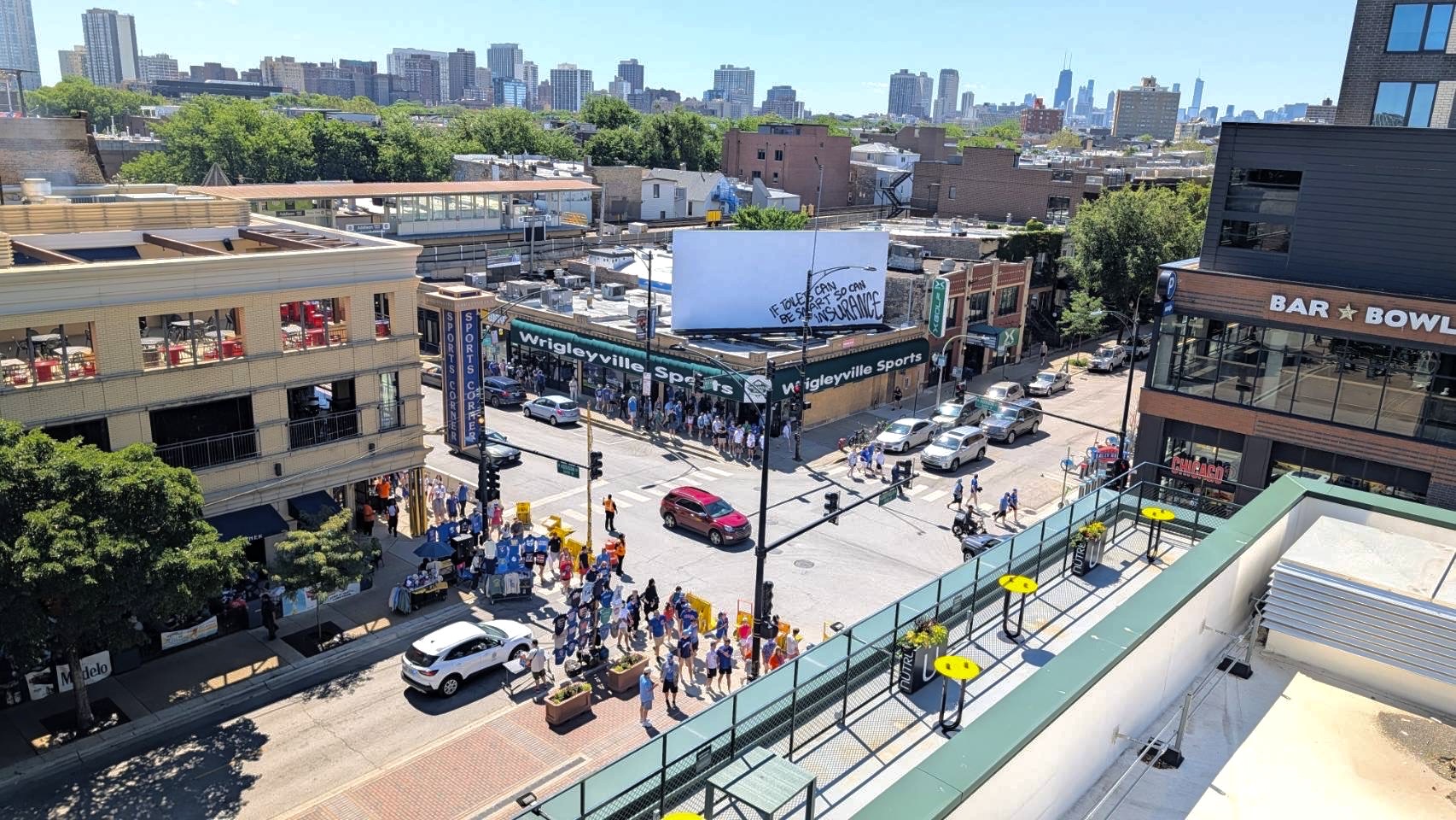 Wrigley Field的球場建設隨著交通軌道與城市發展逐步成形，並發展出以場館為核心的街區經濟與城市生活樣貌